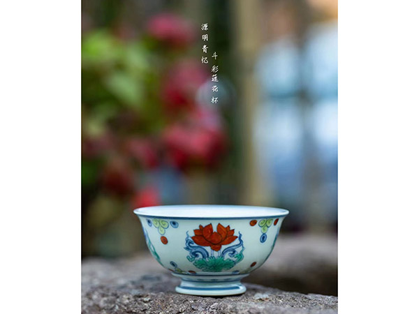 斗彩莲花杯