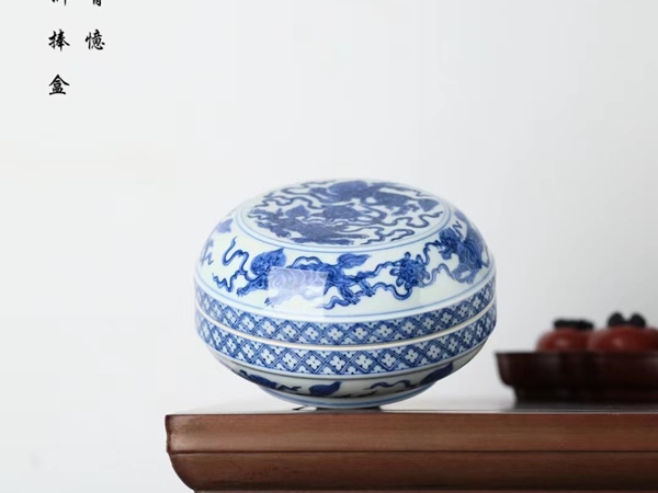 青花十狮捧盒