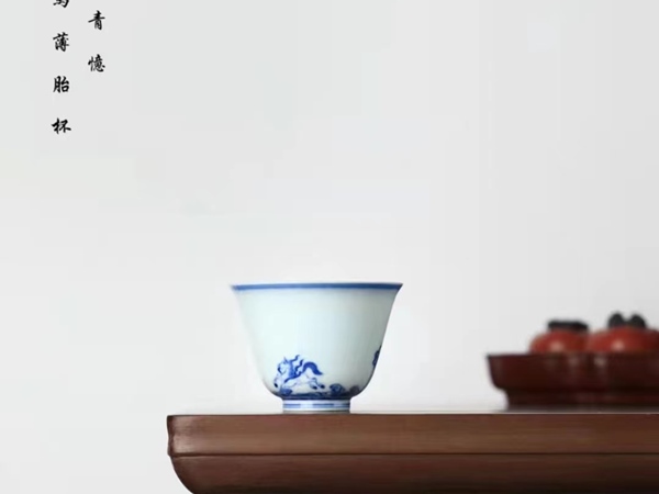 青花天马薄胎杯